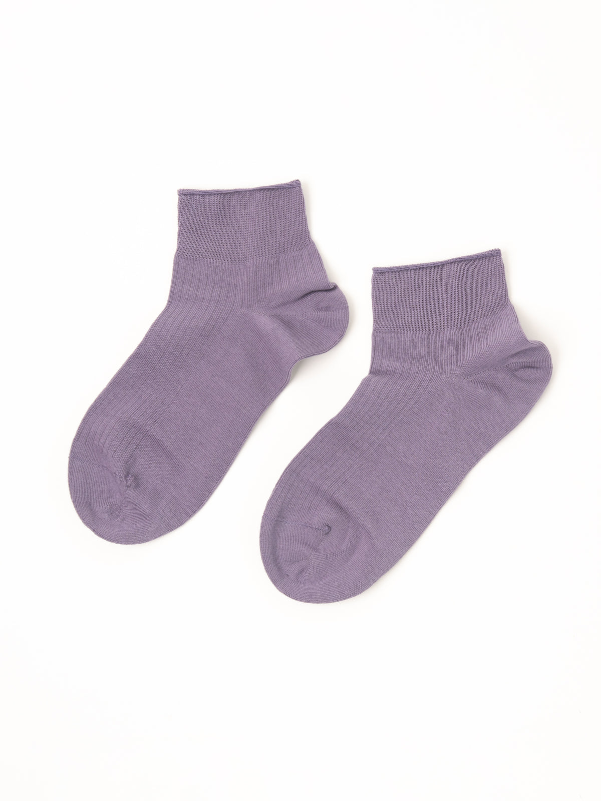 Pair of purple ribbed ankle socks laid flat side by side on a white background.